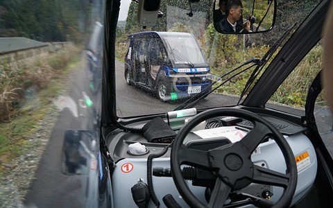 【話題・自動運転】1人で2台の自動運転車を監視する世界初の公道実証実験