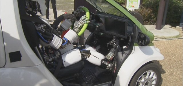 【話題・新技術】ヒト型ロボットが電気自動車を運転する実証実験が行われる