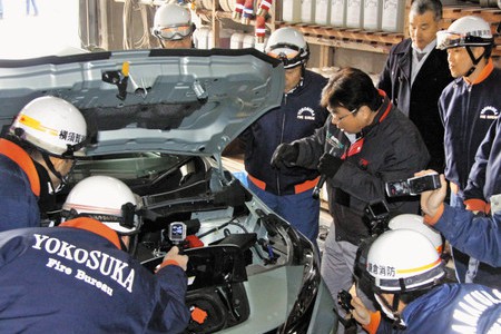 【カルチャー】感電など二次災害防げ　横須賀市消防局、電気自動車の事故対応学ぶ