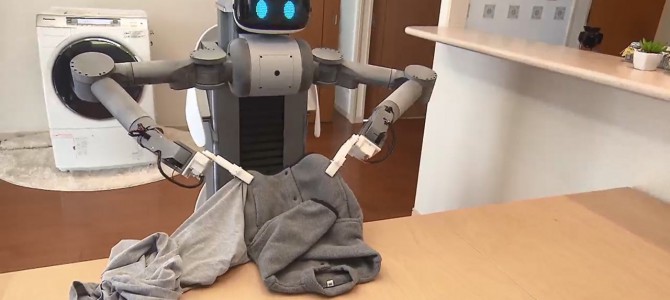 【話題】ロボット家政婦　驚異の器用さ ！！