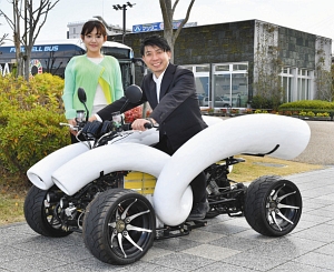 【話題】四輪バギー、芸術家と技術者の夫婦が開発　豊田で１４日に公開