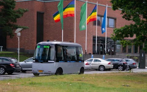 【話題・自動運転】無印の自動運転バスは、なぜ車メーカーのデザインと異なるのか