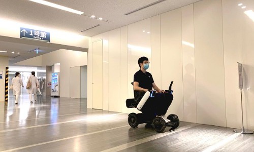 【話題・自動運転】患者がWHILLの自動運転車いすで移動、慶大病院で実証実験