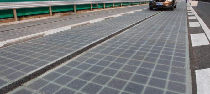 【話題・海外】中国に出現した「ソーラーパネル内蔵」の道路