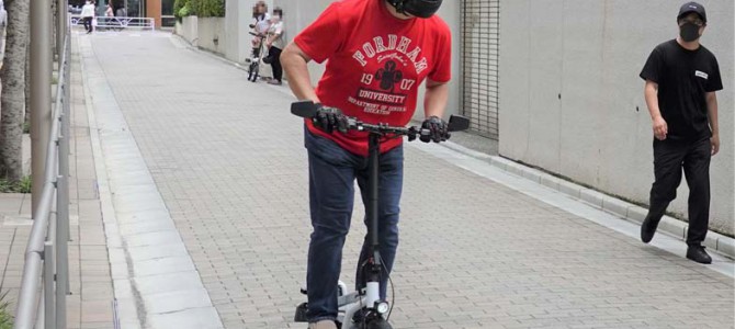 【話題・超小型EV】乗り味は筋斗雲!? 公道走行可能な電動スクーター「X-SCOOTER LOM」レビュー