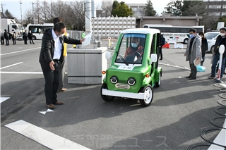 【話題・超小型EV】高齢者「快適で安定」 群馬大で超小型モビリティ試乗会