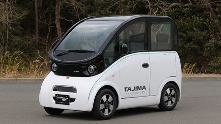 【話題・超小型EV】出光興産があえて「控えめなスペック」の電気自動車で市場に挑む
