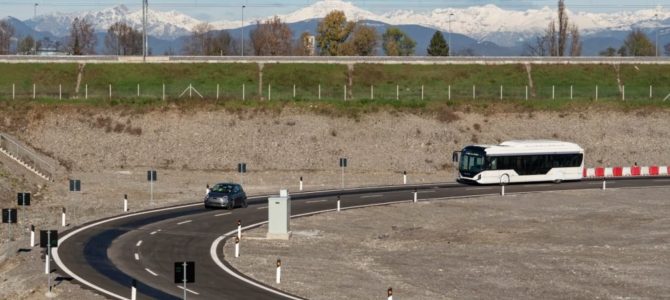 【話題・インフラ】電気自動車のワイヤレス充電技術 ステランティスが実証実験を開始 【話題・インフラ】電気自動車のワイヤレス充電技術 ステランティスが実証実験を開始