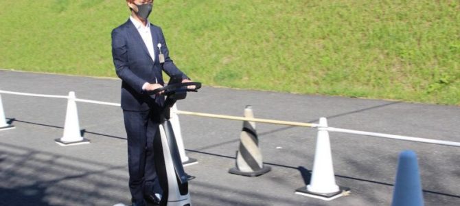 【話題・超小型EV】トヨタの歩行領域モビリティで立ち乗りの「C+walk T（シーウォークティー）」は誰でも容易に