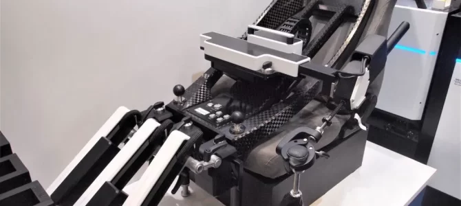 【話題・自動運転】文句なしにカッコいい！明電舎の自動運転装置『ドライブロボットTYPE-i』はカーボンフレーム …