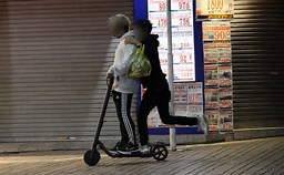 【話題・提言】歌舞伎町が電動キックボード無法地帯に。2人乗り、飲酒運転、ナンバー未装着も