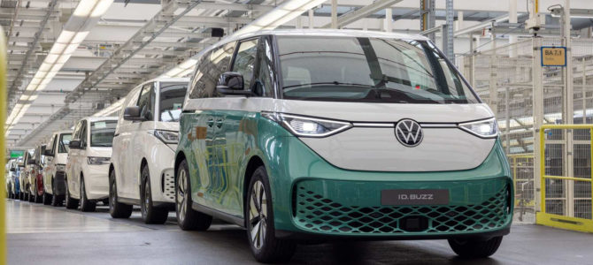 【話題・新製品】フォルクスワーゲンの新型EVミニバン『ID.Buzz』、生産開始