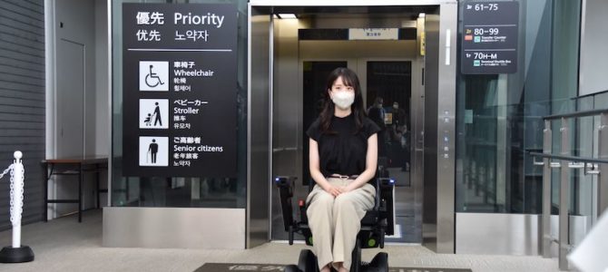 【話題・超小型EV】「長距離歩かなくていいので快適」との声、WHILL自動運転モビリティ 成田空港での実証実験