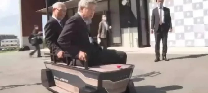 【話題・次世代モビリティ】“まるでベンチ” 横向きに座る自動運転モビリティ 観光客の移動をサポート