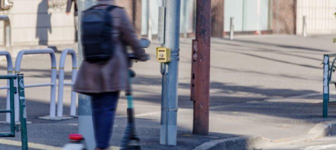 【提言・次世代モビリティ】初の死亡事故で「ノーヘル」の危険性が注目される電動キックボード！ 普及している米国との違い