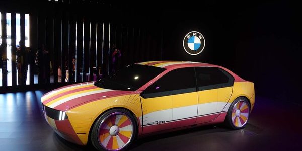 【話題・次世代モビリティ】ボディーカラーが無限に変化！ これがBMWが目指す近未来のセダン「i Vision Dee」だ