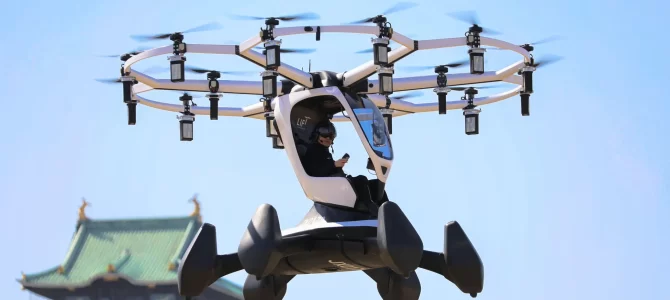 【話題・次世代モビリティ】日本初公開 グループ代表 熊谷正寿がパイロットとして「空飛ぶクルマ」を実証飛行