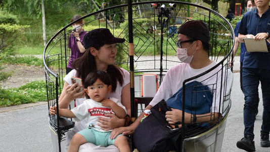 【話題・次世代モビリティ】赤い和傘で「動くお座敷」気分　静岡で次世代モビリティ乗車体験