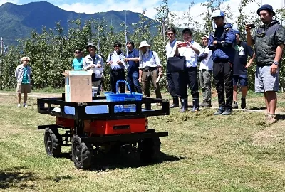 【話題・自動運転】自動走行する農業用ＡＩロボット 大町のリンゴ畑で実演、県信連