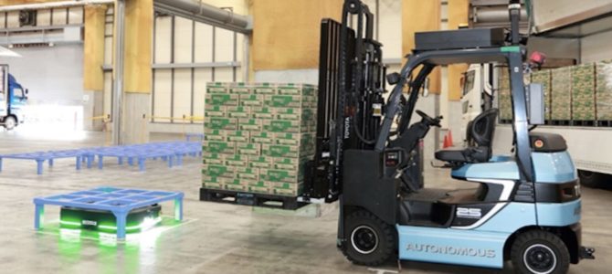 【自動運転・新技術】フォークリフト＆搬送ロボが「ダブル自動運転」！荷下ろし自動化を実現