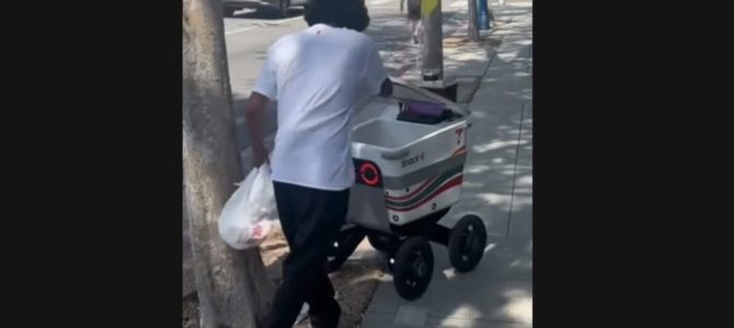【話題・自動運転】セブンイレブンの自動運転ロボ、L.A.で襲撃される