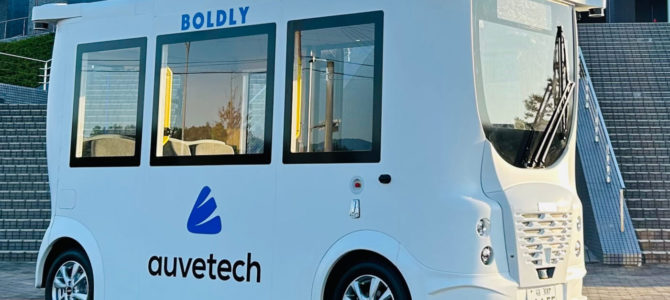 【話題・自動運転】海外製の「ハンドルなし」自動運転EV、日本のナンバープレート初取得