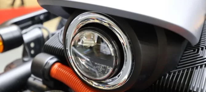 【話題・超小型EV】トヨタ車体が「ゴツい 1人乗りモデル」公開！ 斬新単眼「謎のモデル」とは？