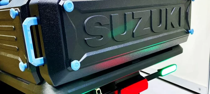 【話題・次世代モビリティ】わずか全長1.9m！ スズキ斬新「1人乗り4輪モデル」 丸目×ゴツデザイン採用!?