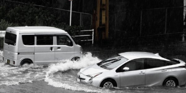 【話題・スタディ】大雨危険[冠水]したら乗るな! モーターを積んだハイブリッド車やEVは危ない! 水没したら起こる …
