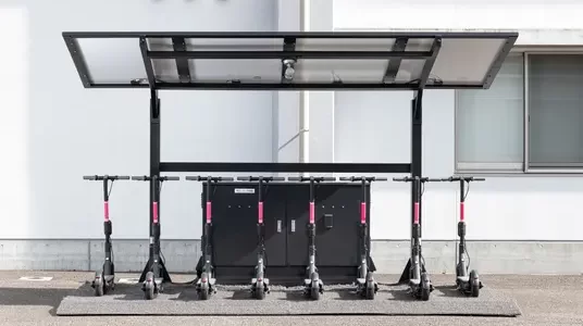 【話題・マイクロモビリティ】太陽光発電でエコロジーなモビリティ運用が可能に！電動キックボード向けオフグリッド充電 …