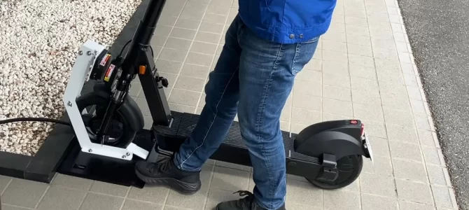 【話題・マイクロモビリティ】観光・レジャー施設やイベントで活躍！ワイヤレス充電対応キックボード「OKAI ES410モデル」新 ..