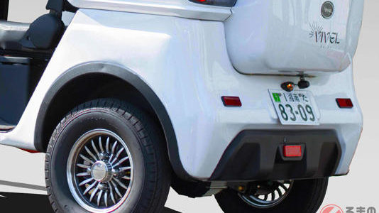 【話題・超小型EV】100円で“80km”走れる新「3人乗りトライク」発表！ 全長2.2mの「小さなボディ」は“普通免許”で …