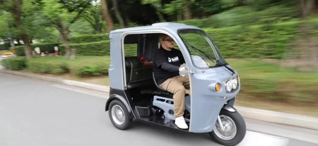 【話題・超小型EV】新車59万円！ “3人”乗れる「新トライク」発表！ わずか100円で”80km”走れて維持費も安い …