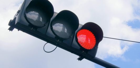 【企業・自動運転】トヨタが「車両連動型の信号機」開発！通信で「青」を強制