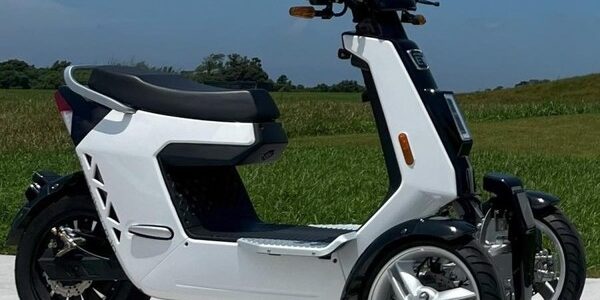 【話題・マイクロモビリティ】バイクなのに「バックできる」電動3輪がちょうどいい感じ