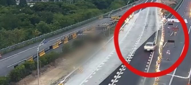 【自動運転・海外】買ったばかりの新車で初めての高速道路、自動運転を信頼しすぎて柵に衝突 【自動運転・海外】買ったばかりの新車で初めての高速道路、自動運転を信頼しすぎて柵に衝突