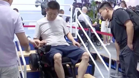 【話題・マイクロモビリティ】脳と機械を接続 中国国際福祉博覧会でスマート車椅子などが登場