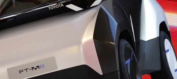 【話題・超小型EV】トヨタの「”2人乗れる”ちいさいクルマ」がスゴい! 軽より短い全長2.5m以下&ペダル無しで運転 … 【話題・超小型EV】トヨタの「”2人乗れる”ちいさいクルマ」がスゴい! 軽より短い全長2.5m以下&ペダル無しで運転 …