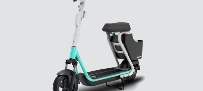 【話題・マイクロモビリティ】LUUPに待望のスクータータイプが登場。座って乗れる「電動シートボード」を横浜で提供開始