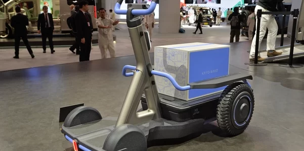 【話題・次世代モビリティ】クルマのあとはコイツで玄関先までお届け！ トヨタが考えるハイエースから降りた先のモビリティ …